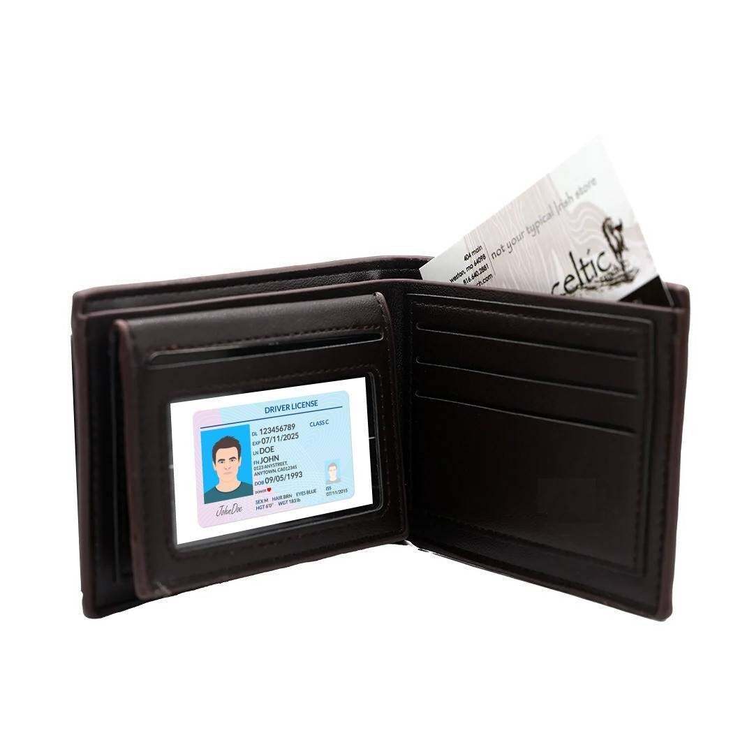 Cartera de piel de cocodrilo marrón con dos compartimentos para tarjetas, compartimento para identificación y compartimento para billetes. Hecha a mano.