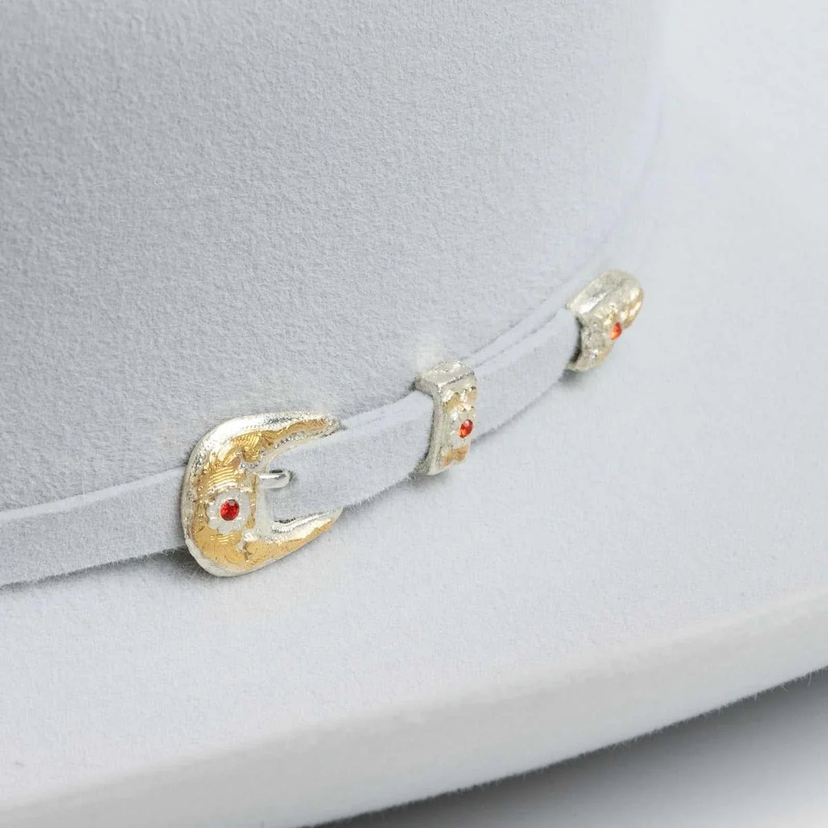 6x Larry Mahan real fur felt cowboy hat in platinum with matching hatband and ruby buckle set
