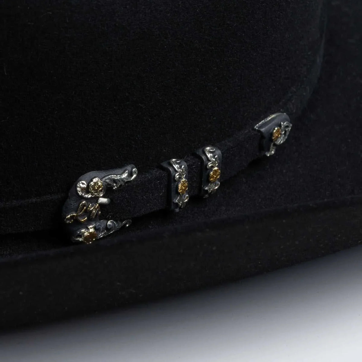 Black 10x Larry Mahan Jerarca fur felt cowboy hat with cattleman crease and silver-gold buckle
