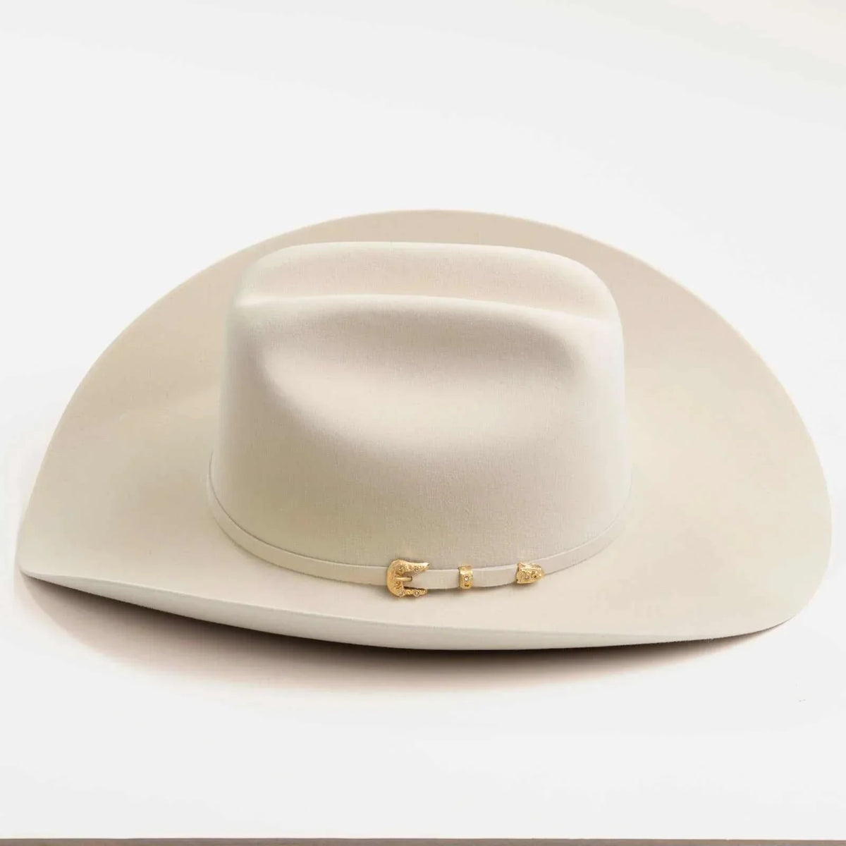 30x Larry Mahan Opulento Fur Felt Cowboy Hat Silver Belly with 4.5-inch crown and 4-inch brim, premium 30X beaver felt, cattleman crease, leather sweatband, and crystal inset gold buckle band