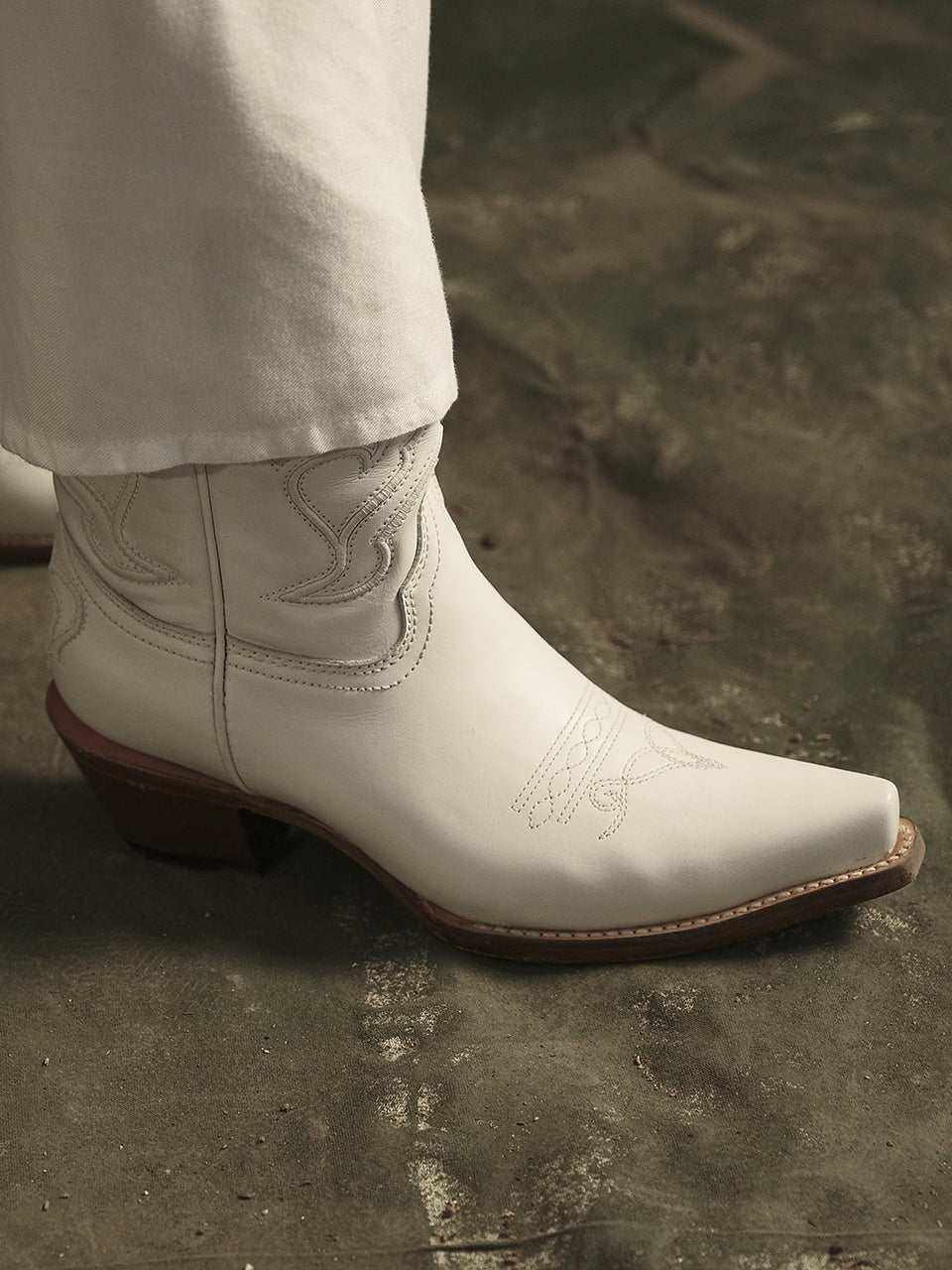 Women's Corral White Genuine Leather Boots with Embroidery, featuring stitched western patterns and a snip toe