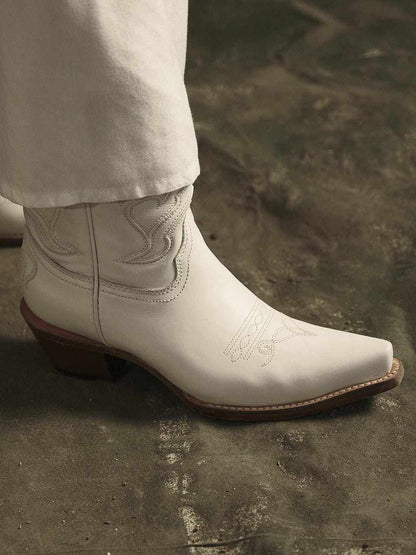 Women's Corral White Genuine Leather Boots with Embroidery, featuring stitched western patterns and a snip toe
